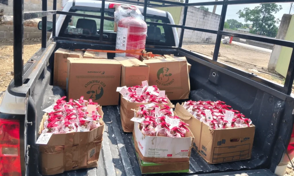 Camioneta de LAMAR en Tabasco con cajas de extintores PQS recargados, etiquetados y emplayados, listos para entrega